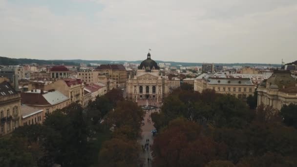 Lviv, Ukraine - 21 septembre 2017. Survolez un parc devant un magnifique bâtiment de théâtre dans la vieille ville européenne — Video