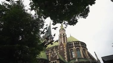 Eski Avrupa şehri muhteşem Gotik Katedrali güvercinler sinek