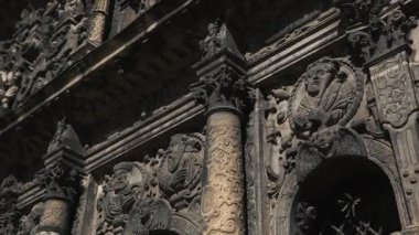 Eski kilisenin karanlık tasarım aşağıdan bakmak