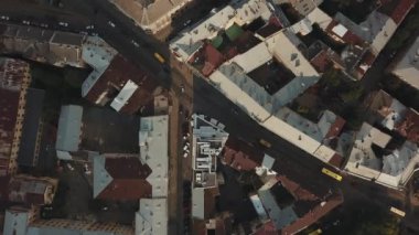 Güzel bir Avrupa şehri Lviv sokaklarında uçmak
