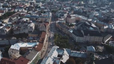 Güzel bir Avrupa şehri Lviv sokaklarında uçmak