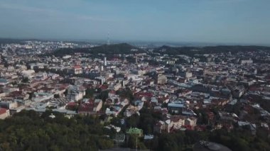 Güzel bir Avrupa şehri Lviv sokaklarında uçmak