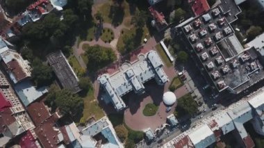 Güzel bir Avrupa şehri Lviv sokaklarında uçmak