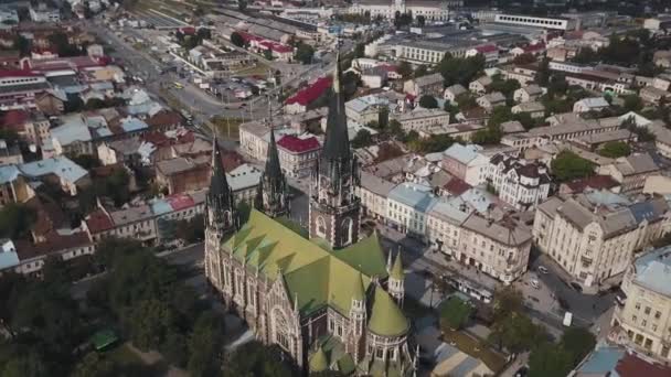Vuela alrededor de una antigua catedral gótica en la vieja ciudad europea — Vídeos de Stock