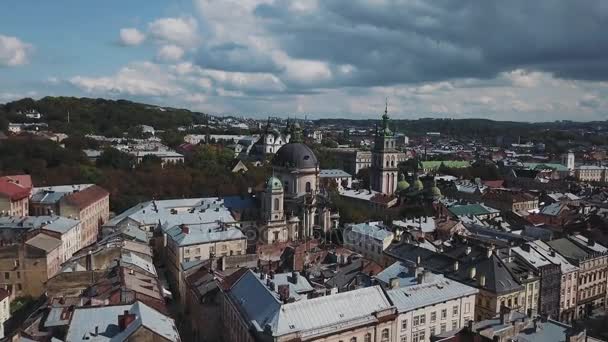 Eski bir Avrupa şehri güzel binalar üzerinde parlak bir günde sinek — Stok video