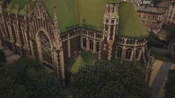 Piccioni volare da una splendida cattedrale gotica nella vecchia città europea — Video Stock