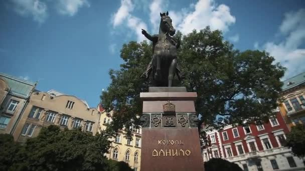 Lviv, Oekraïne - 21 September 2017. Standbeeld van een man die een paard rijden op het oude stadsplein. Koning Danilo Galitsky. — Stockvideo