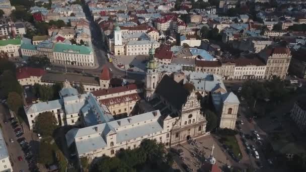 Volar sobre las calles de una hermosa ciudad europea Lviv — Vídeos de Stock