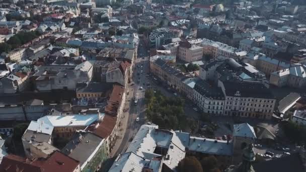 Survolez les rues d'une belle ville européenne Lviv — Video