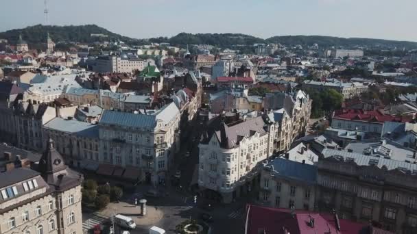 Vliegen over de straten van een mooie Europese stad Lviv — Stockvideo