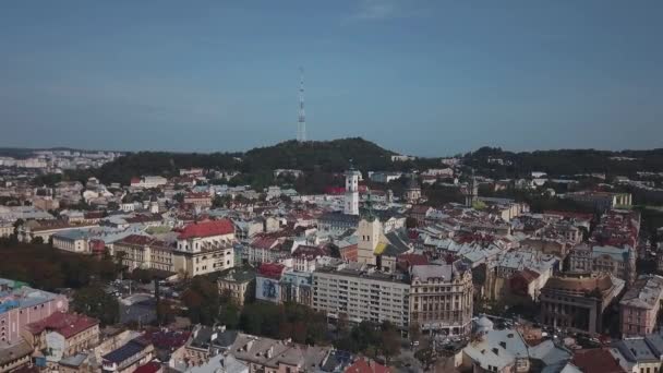 Fliegen über die straßen einer schönen europäischen stadt lviv — Stockvideo