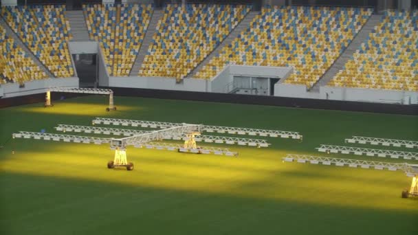 Sistema de luz para o cultivo de gramados em um campo de futebol vazio — Vídeo de Stock