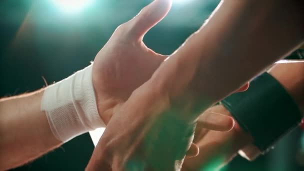 Gros plan entraîneur de boxe ou gestionnaire enveloppant les mains d'un boxeur se préparant pour un match de boxe — Video