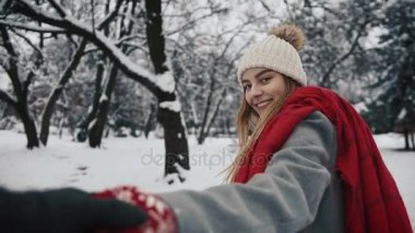 Beni mutlu kız kar ormanda izle