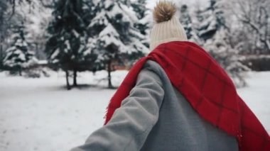 Beni mutlu kız kar ormanda izle