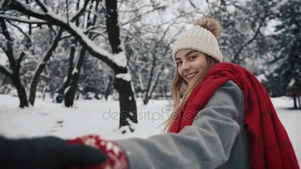 Folge mir im schneebedeckten Wald, glückliches Mädchen — Stockvideo