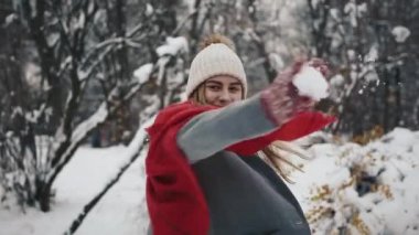 Genç etkin kamera sahip eğlenceli açık havada topu atma kış aylarında kadındır