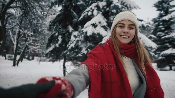 Za mnou v lese sněhu, šťastná dívka — Stock video