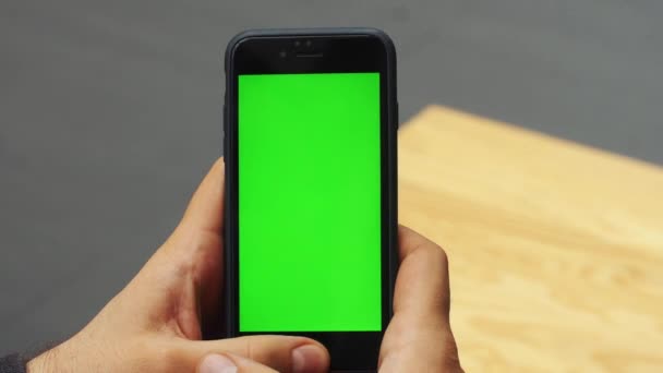 Muž, vertikální smartphone pomocí zeleným plátnem. Close-up shot mans rukou s mobilním telefonem. Chromatický klíč. Zblízka. Vertikální — Stock video