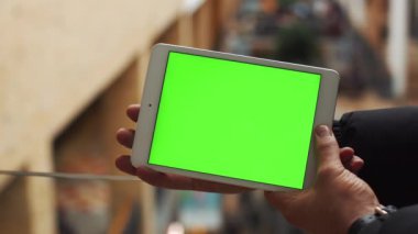 Yatay tablet ile yeşil ekran kullanan adam. Yakın çekim çekim tablet ile el mans. Chroma anahtar. Yakın çekim. Yatay