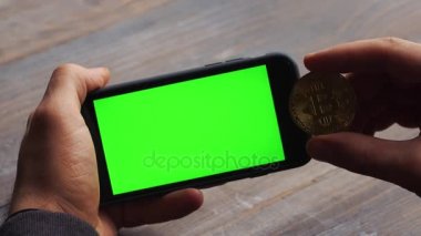 Yatay smartphone ile yeşil ekran kullanan adam. Yakın çekim çekim cep telefonu ile el mans. Chroma anahtar. Yakın çekim. Yatay