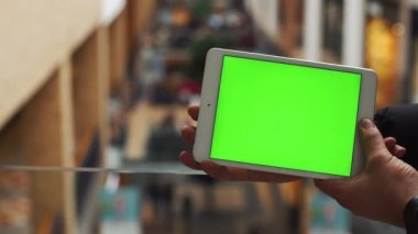 Yatay tablet ile yeşil ekran kullanan adam. Yakın çekim çekim tablet ile el mans. Chroma anahtar. Yakın çekim. Yatay