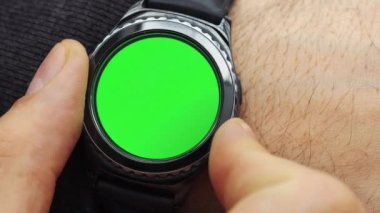 Adam eller jestleri bir yuvarlak ekran modern smartwatch bir yeşil ekran chroma anahtar içeriği olan üzerinde yakın çekim