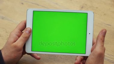 Yatay tablet ile yeşil ekran kullanan adam. Yakın çekim çekim tablet ile el mans. Chroma anahtar. Yakın çekim. Yatay