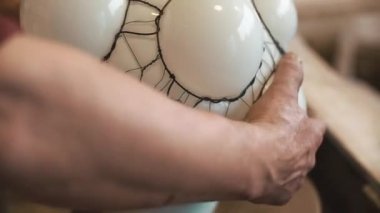 Cam Atölyesi. Cam lamba parlatma, ürün, üretim süreci yakın çekim