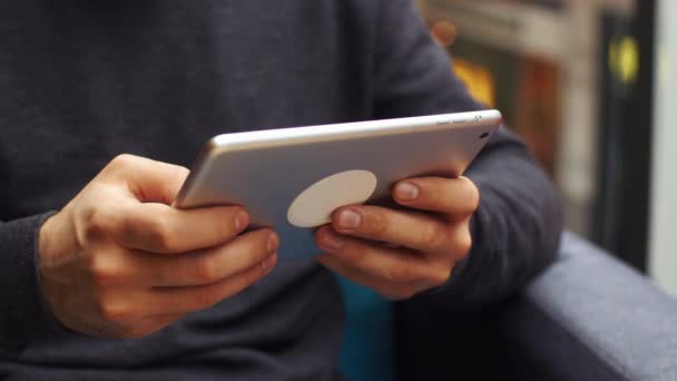 Közeli kép a mans kezében gépelés valamit a Tablet — Stock videók