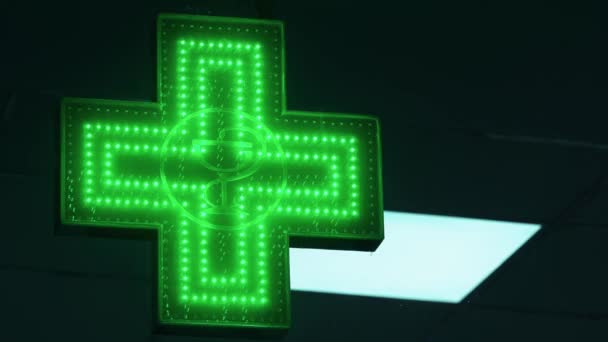 Cruz Farmacéutica Verde Iluminada. Señal de calle Farmacia — Vídeos de Stock