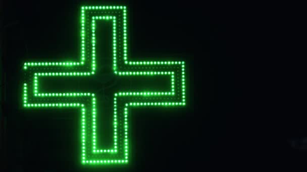 Иллюминированный зелёный фармацевтический крест. Аптечная улица — стоковое видео
