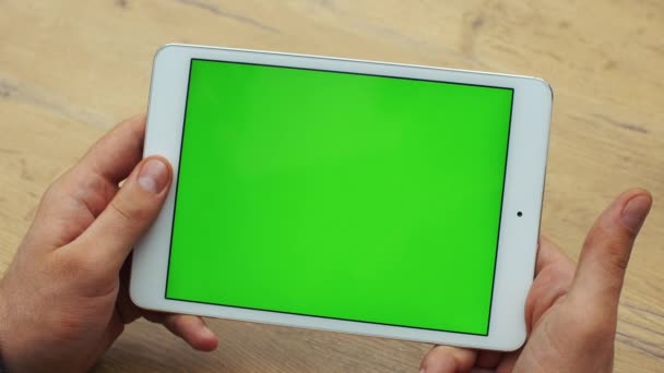 Homme utilisant une tablette horizontale avec écran vert. Gros plan des mains de mans avec tablette. Clé chromatique. Ferme là. Horizontal — Video