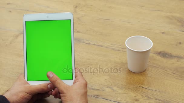 Homem usando tablet vertical com tela verde. Close-up tiro de mãos de homens com tablet. Chave Chroma. Fecha. Vertical — Vídeo de Stock