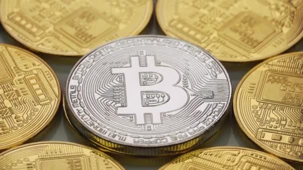 Šifrovací měna Silver a Gold Bitcoin otáčení ve směru hodinových ručiček - Btc - Bit mince. Makro fotografování — Stock video