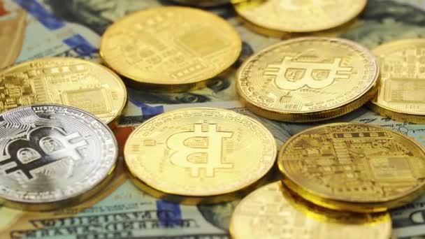 Crypto valuta Bitcoin op dollar biljetten achtergrond, close-up. Rechtsom — Stockvideo