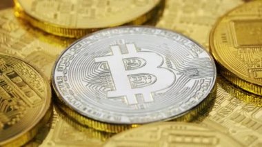 Kripto para birimi gümüş ve altın saat yönünde - Btc - Bit sikke dönen Bitcoin. Makro çekim