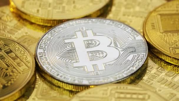 Monnaie cryptographique argent et or Bitcoin rotation dans le sens des aiguilles d'une montre - BTC - Bit Coin. Prise de vue macro — Video