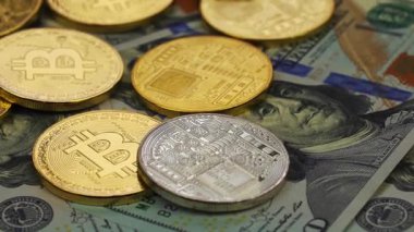 Kripto Doları banknot zemin, closeup üzerine Bitcoin para birimi. Saat yönünde döndür