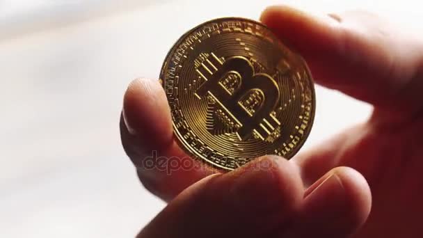 Homme tenant Bitcoin d'or dans la main. Gros plan — Video