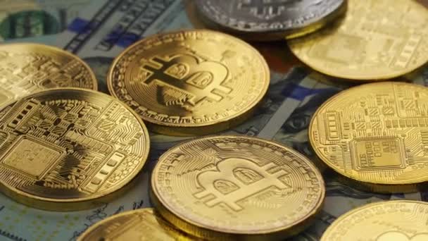 Šifrovací měna Bitcoin na pozadí bankovky dolaru, closeup. Otočit ve směru hodinových ručiček — Stock video