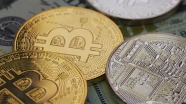 Kripto Doları banknot zemin, closeup üzerine Bitcoin para birimi. Saat yönünde döndür