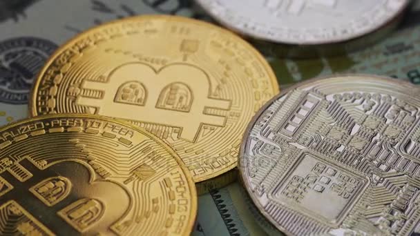 Криптовалюта Bitcoin на фоне банкнот в долларах, крупным планом. Вращение по часовой стрелке — стоковое видео