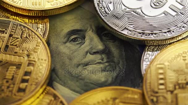 Goud en zilver bitcoins en dollars, close-up — Stockvideo