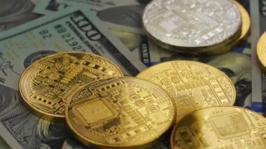 Altın ve gümüş bitcoins ve dolar, yakın çekim