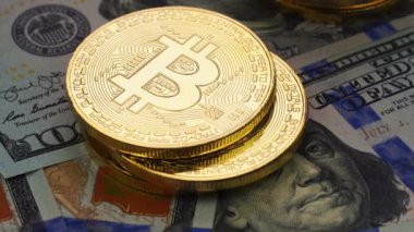 Altın bitcoins ve dolar, yakın çekim.