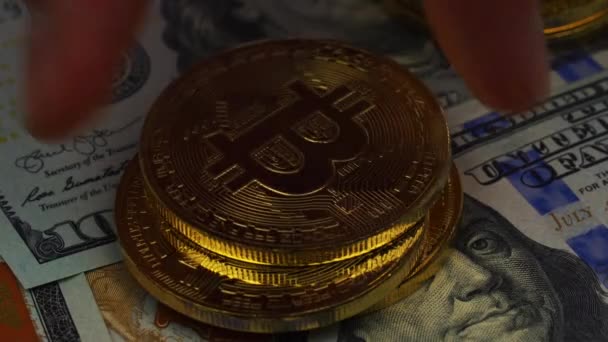 Bitcoin d'oro e dollari, primo piano . — Video Stock