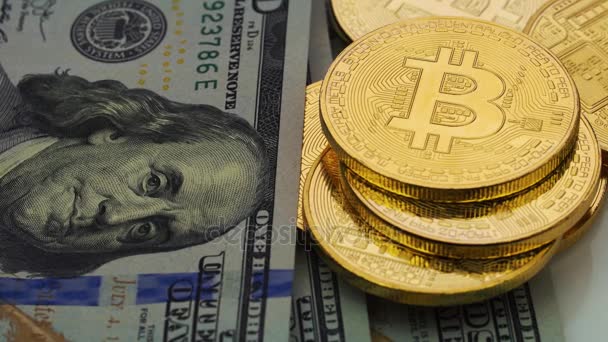 Bitcoins de ouro e dólares, close-up . — Vídeo de Stock