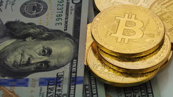 Χρυσό bitcoins και δολάρια, γκρο πλαν. — Αρχείο Βίντεο