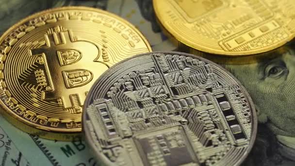 Criptomoeda Bitcoin no fundo notas de dólar, close-up. Gire no sentido horário — Vídeo de Stock